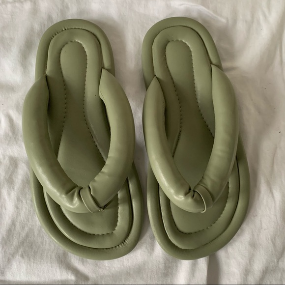 Super Puffy Flip Flops - Picture 4 of 7